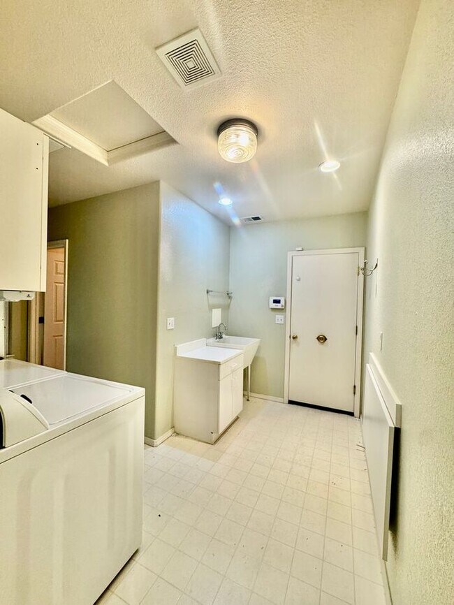 Building Photo - Spacious 3 Bed + Office | 3 Bath | 3-Car G...