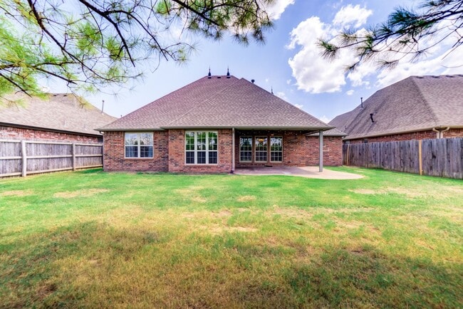 Building Photo - 4 Bed / 3 Bath in Jenks!