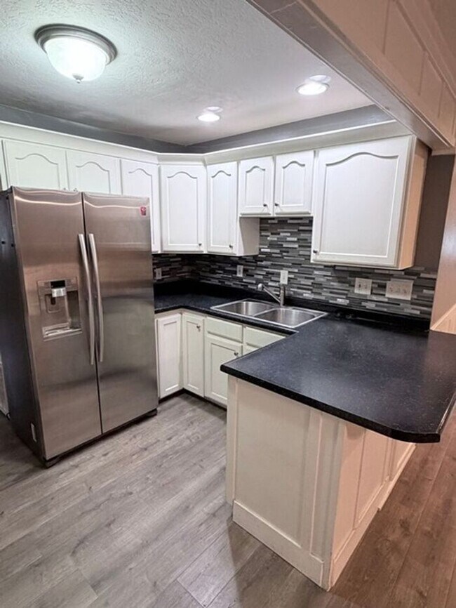 Building Photo - East Millcreek 2 bed 1 bath Condo