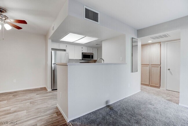 Building Photo - 8070 W Russell Rd