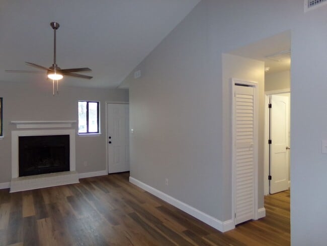 Building Photo - Modern Duplex