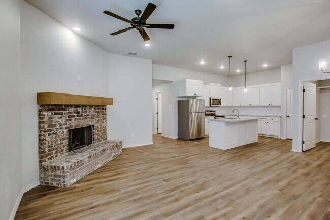 Building Photo - 1/2 off First Months Rent! Wonderful Townh...