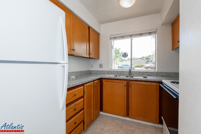 Building Photo - Spacious Evergreen Townhouse | New Interio...