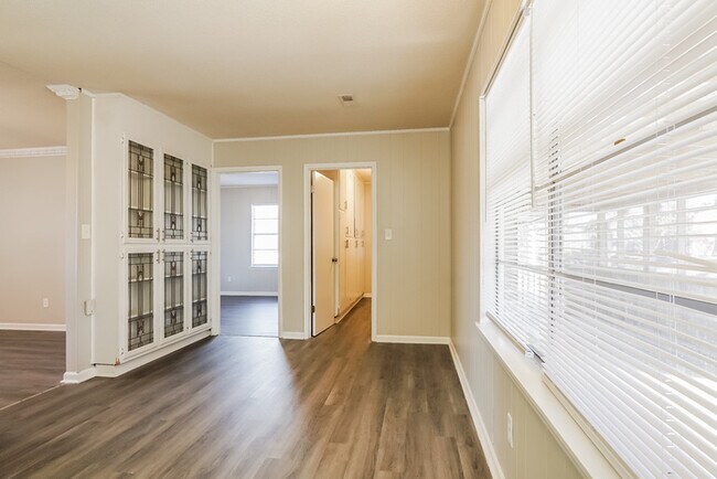 Building Photo - 77 Oakwood St