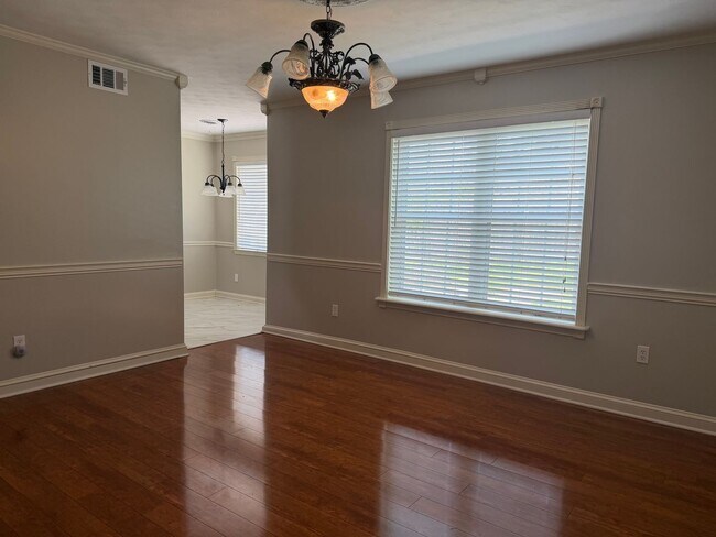 Building Photo - Gorgeous & Spacious Home Now Available