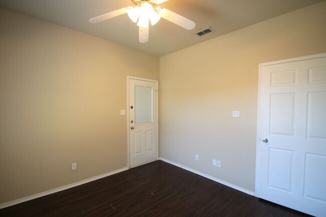 Building Photo - 105-107 Sunburst Court