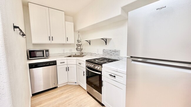Building Photo - Beautiful Remodeled Upstairs Unit in Heart of Fallbrook with Laundry in Unit and Private Off-Stre...