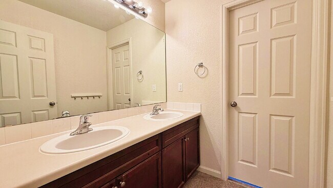 Building Photo - Fantastic 4 Bed 2.5 Bath + Office 2 Car Attached Garage in Murphy Creek Community Pool + Tennis C...