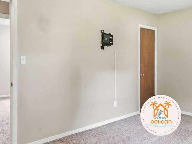 Building Photo - "Charming 3-Bedroom Retreat on Deedra Avenue - Spacious Living at 1325 Sq Ft in Pensacola!"