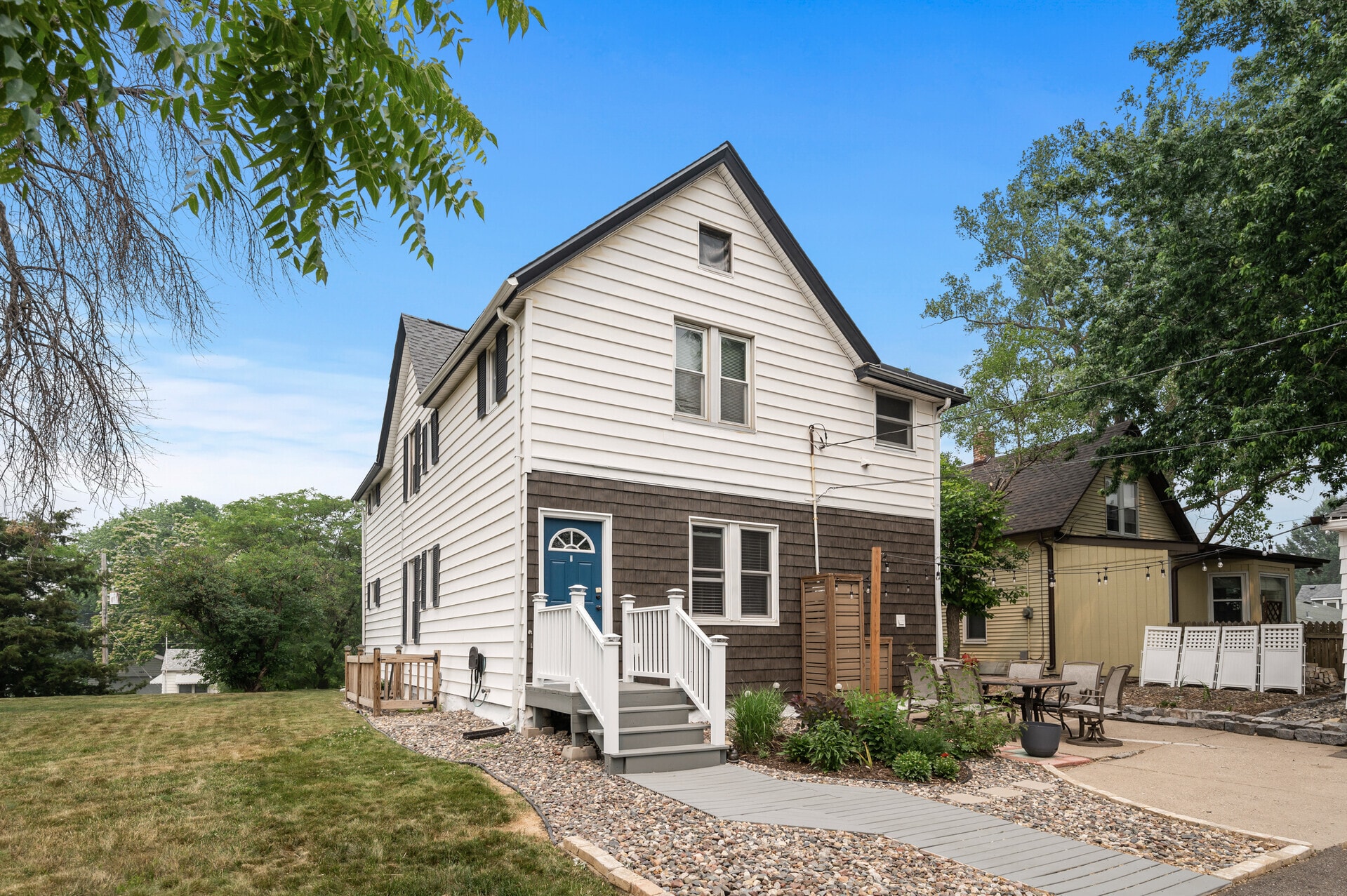 Building Photo - 422 Lawson Ave W