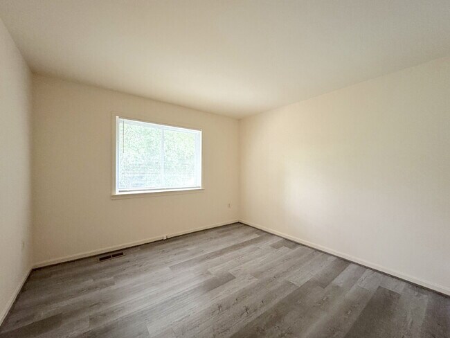 Building Photo - Charming Townhome in Prime Annandale Location