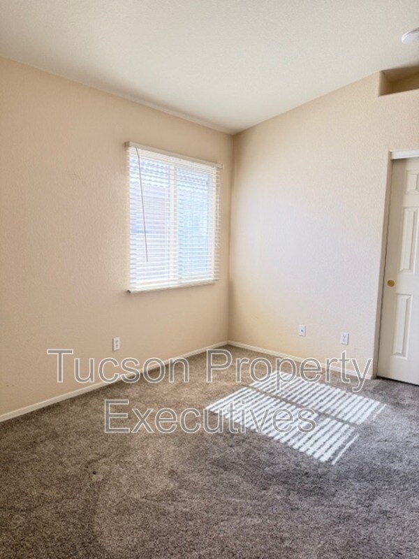 Building Photo - 13256 N Hammerstone Ln