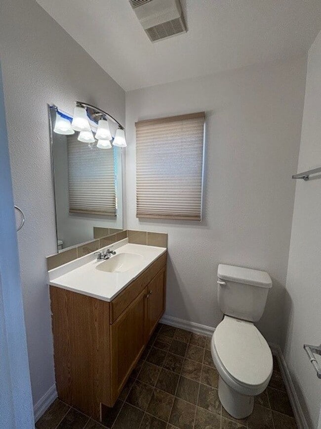 Building Photo - 2 Bed 2 Bath Home