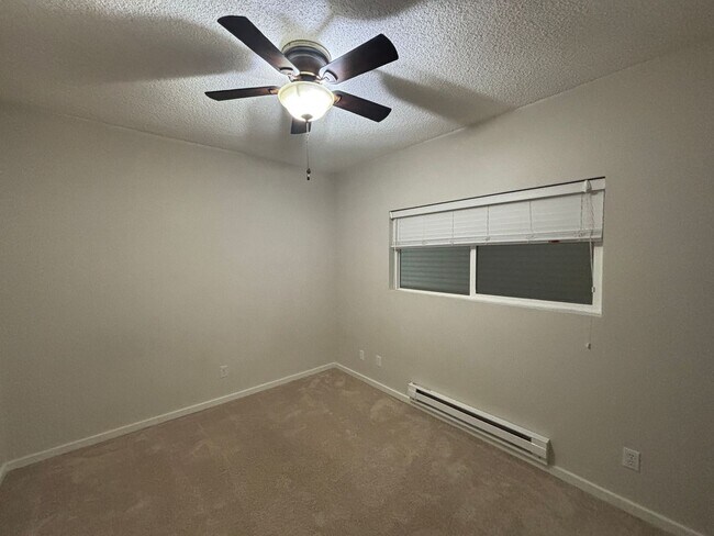 Building Photo - Beautiful updated Condo in Bellevue! (phot...