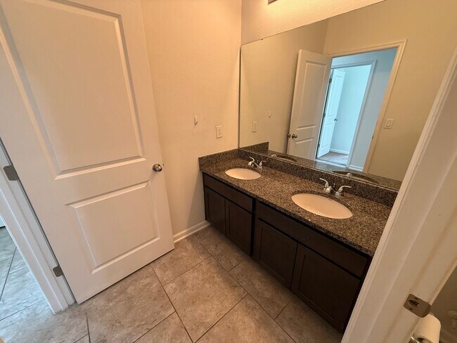 Building Photo - 4/3.5 Home in Gated Community