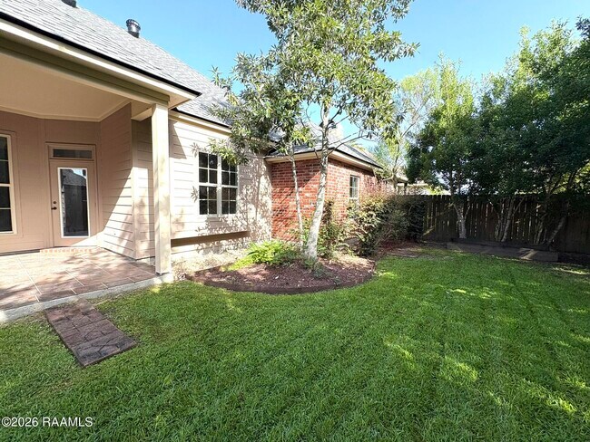 Building Photo - 120 Mirada Ln