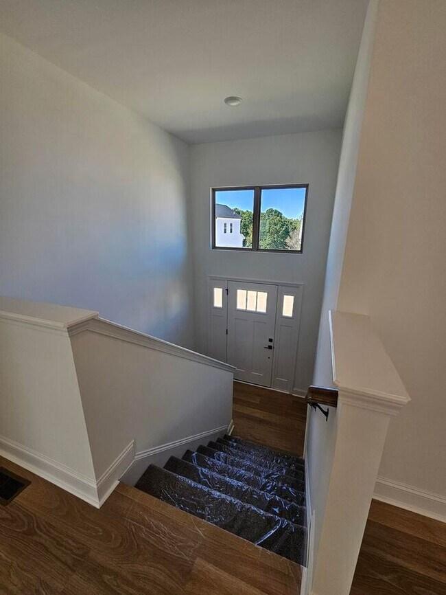 Building Photo - Modern Home in Karns – Washer & Dryer Incl...