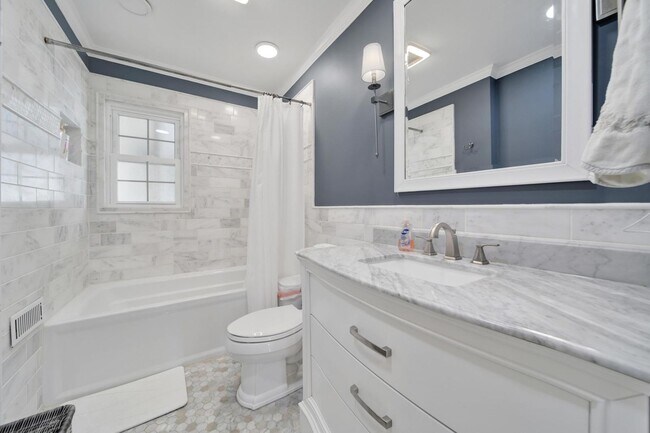 Building Photo - Lovely 3 Bed 2 Bath Ranch Home in South Park!