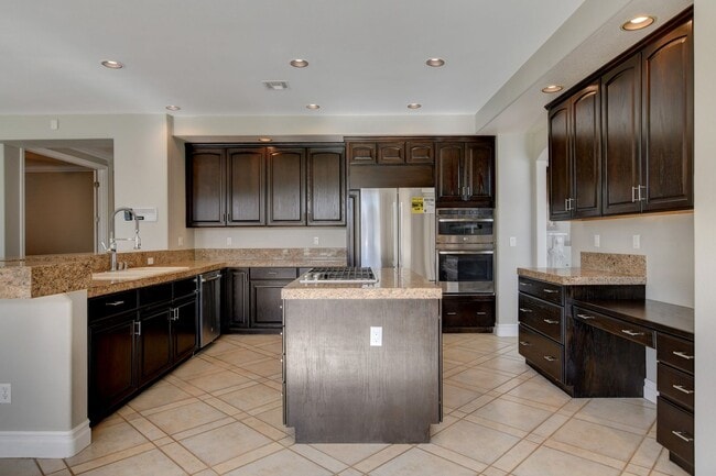 Building Photo - COMING SOON!! $1000 off 1st months Rent Guard-Gated Golf Course Living on the 14th Green!