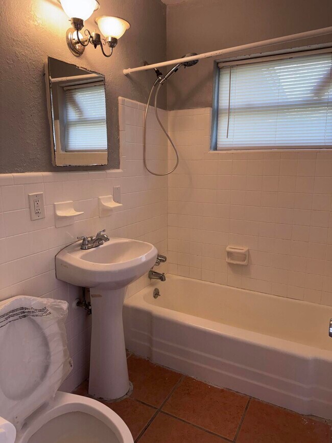 Building Photo - 151 SE Castana Ct