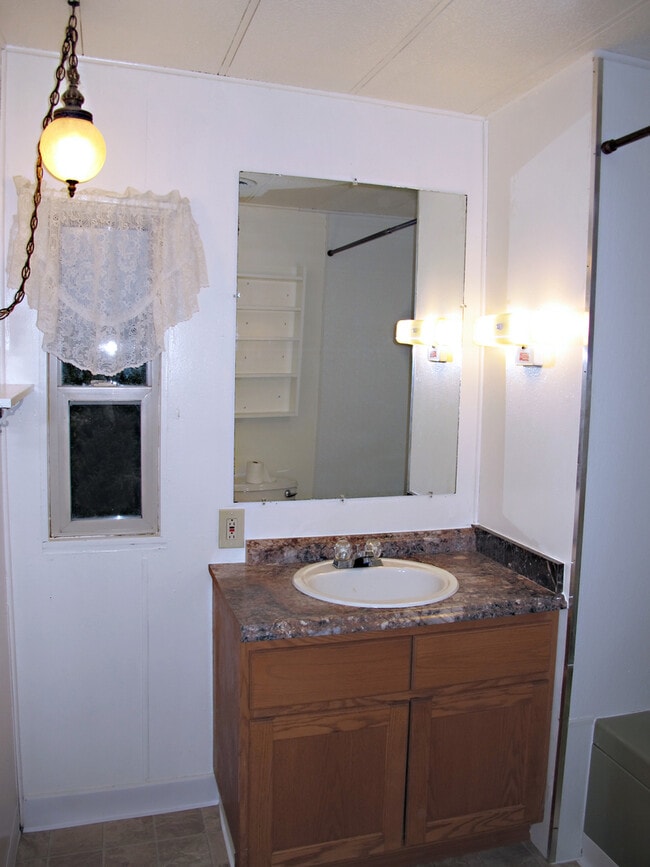 Building Photo - Affordable 3BD/1BA Home plus small Den!