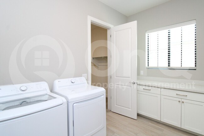 Building Photo - 3847 E Mead Dr