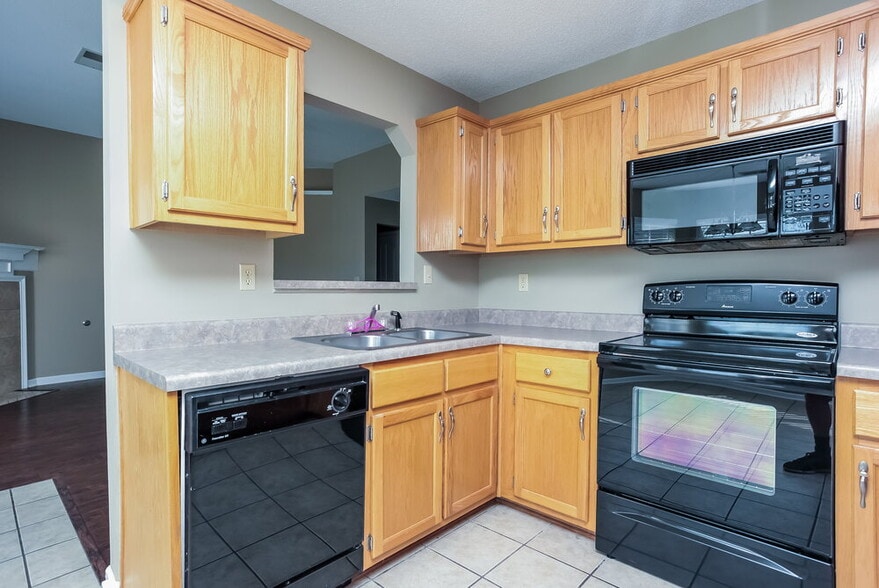 Building Photo - 7470 Jennifer Dr