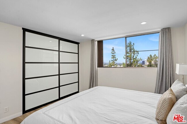 Building Photo - 100 S Doheny Dr
