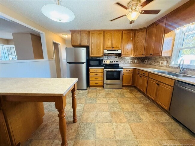 Building Photo - 611 Reggie Ct