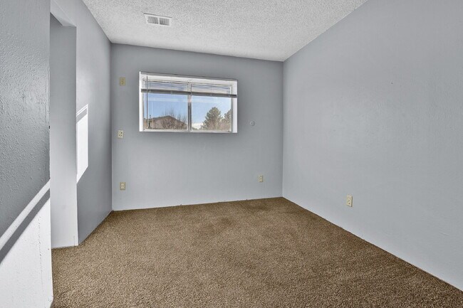 Building Photo - $2,540.95 with $300 off the first month's Rent- 4 Bedroom, 1.5 Bath, Single Family Home in Aurora...