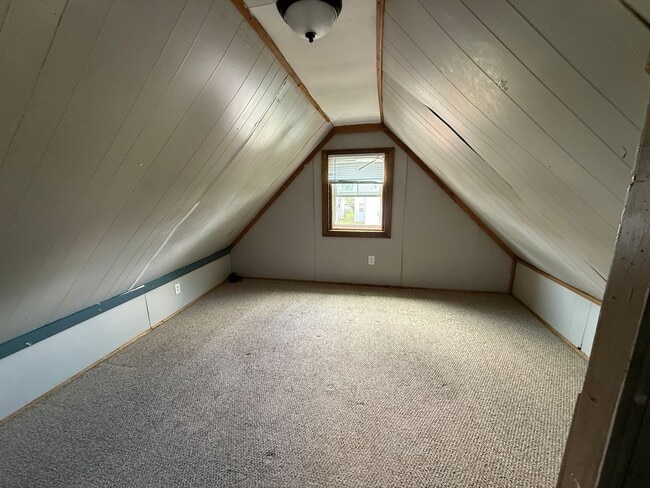 Building Photo - Large 3 bed 1 bath! - Elwood!
