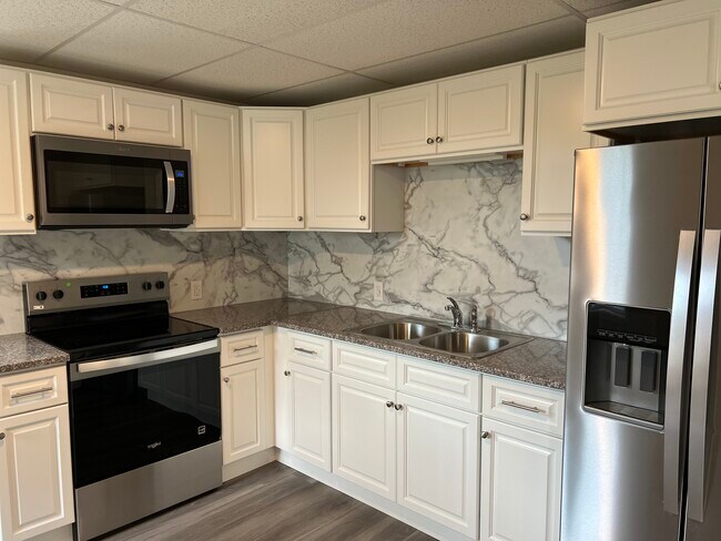 Building Photo - 425 Center St