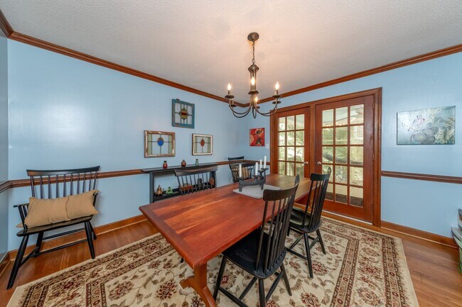 Building Photo - Spacious Colonial in Queens Lake