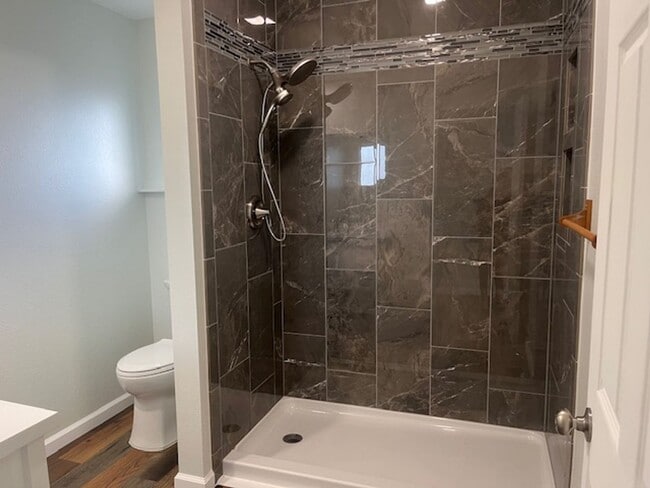 Building Photo - Pet friendly 3 bedroom / 2 bath home with ...
