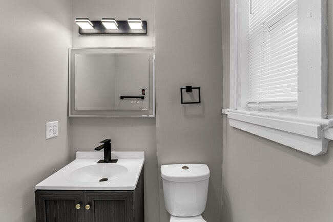 Building Photo - 6360 S Greenwood Ave