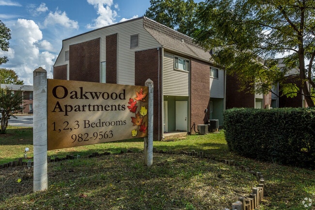 Building Photo - Oakwood Apartments