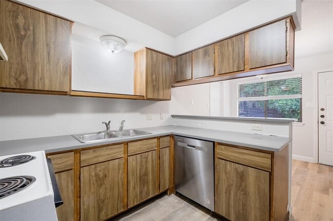Building Photo - 6811 Thorncliffe Dr