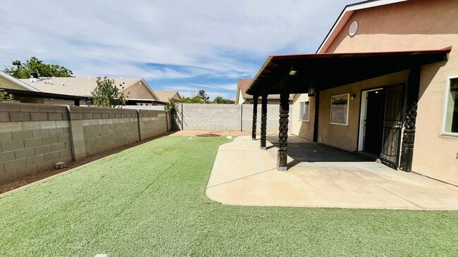 Building Photo - 5600 Mesa Ridge Rd NW