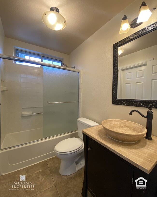 Building Photo - Lovely Updated 3BD/2.5BA Home Located In Fryer Creek!