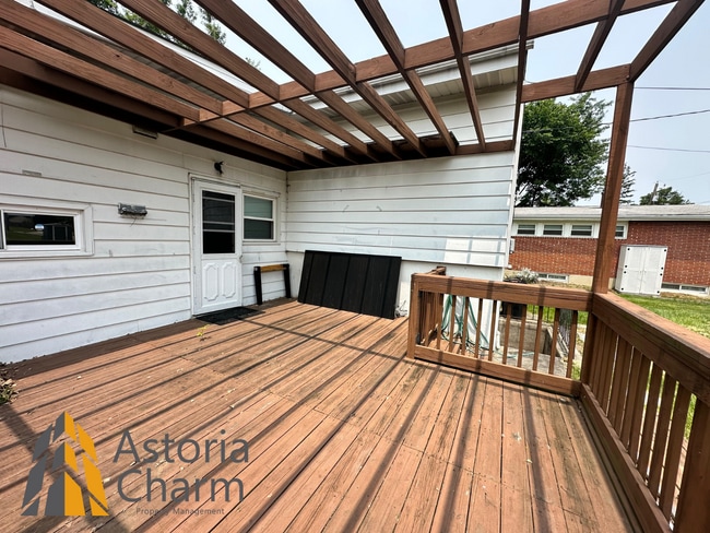 Building Photo - Spacious 4 Bedroom + Den Home with Private...