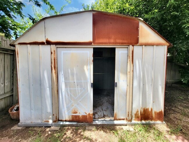 Building Photo - 613 Deercreek Ln