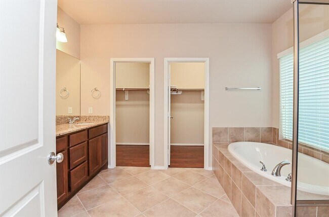 Building Photo - 11535 Elizabeth Brook Dr