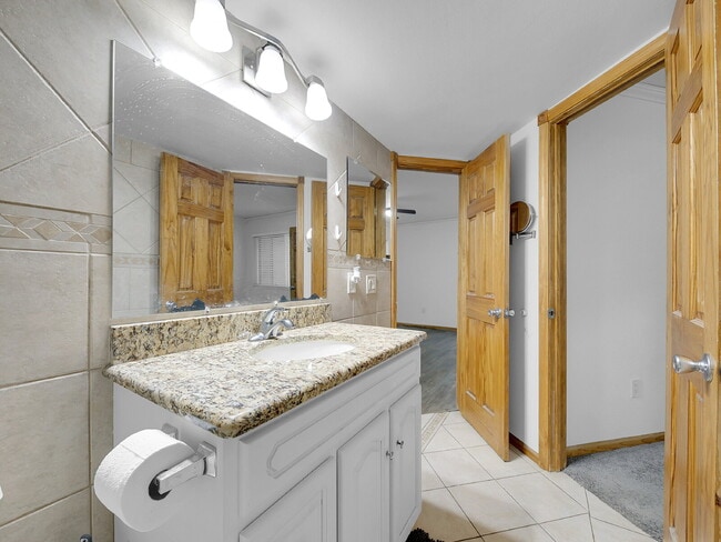 Building Photo - $1,340.95 with $300.00 OFF the FIRST MONTH'S RENT - 2 Bedrooms, 1 Bathroom, Condo in Lakewood wit...