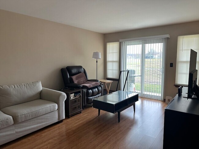 Building Photo - 633 W Streamwood Blvd