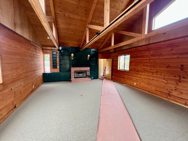 Building Photo - Large 4 bedroom 3 bathroom home in Pacific...