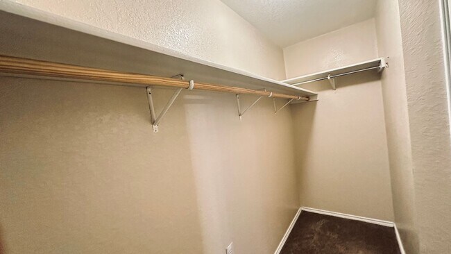 Building Photo - 5 Bedroom Home in Dover Subdivision!