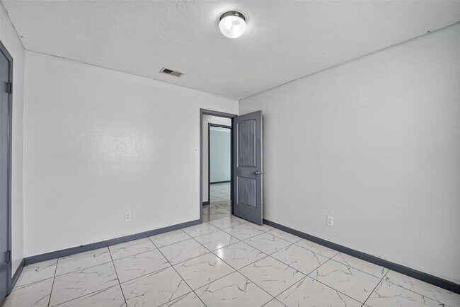 Building Photo - 10911 Pecan Dr
