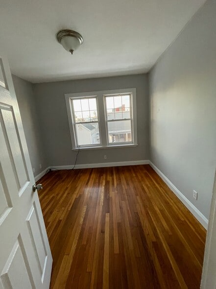 Building Photo - 21 Shepard St