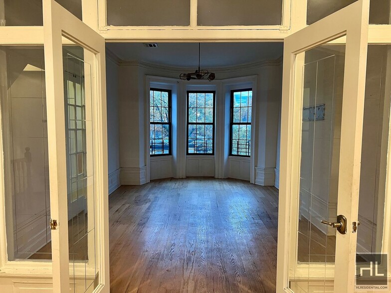 Building Photo - 4BR 3BA Historic Limestone Duplex In Crown...