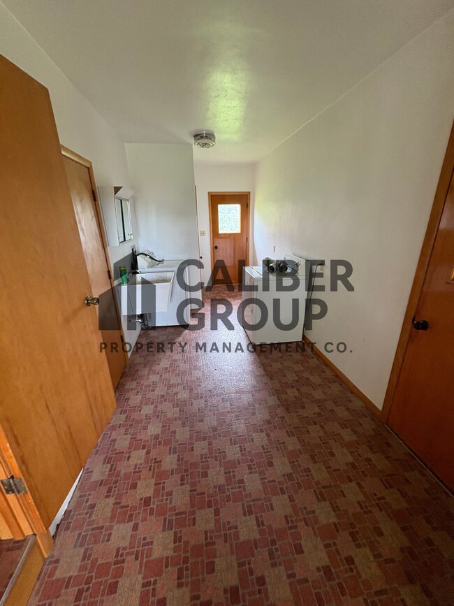 Building Photo - 2 bedroom 1 bath ranch style home